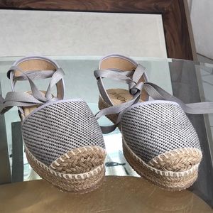 Gorgeous textiled closed toe espadrilles